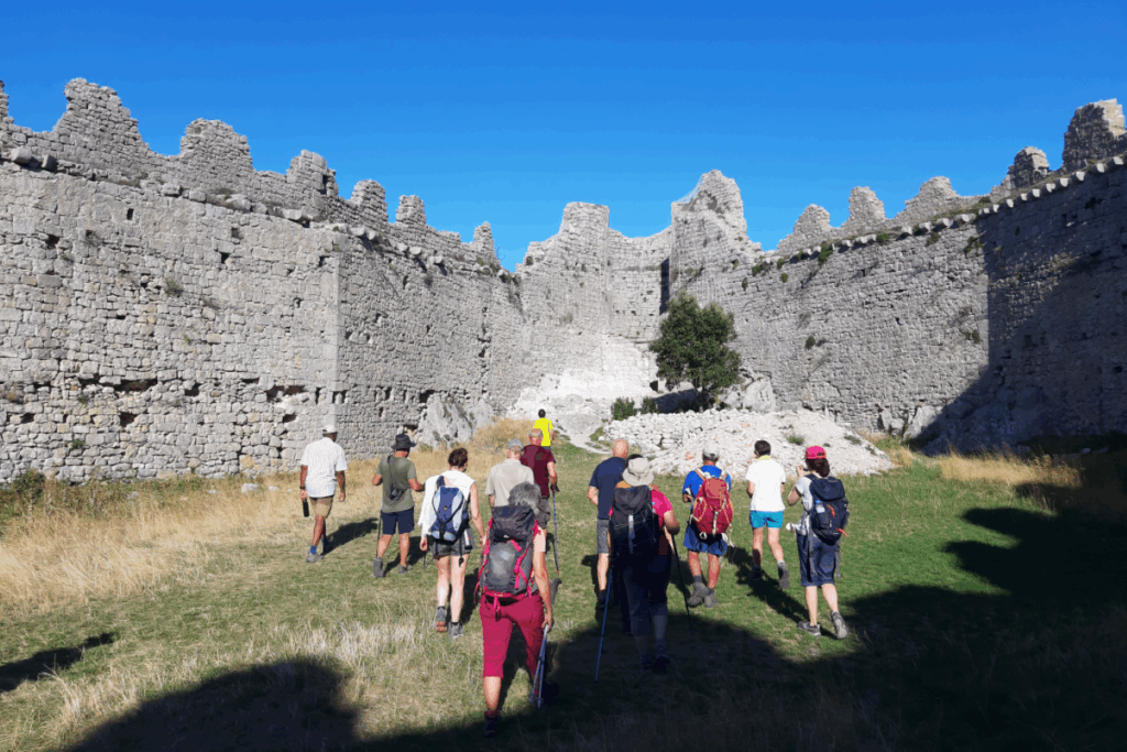 Groupe de randonneurs avec leur guide à la découverte des châteaux cathares