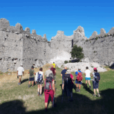 Groupe de randonneurs avec leur guide à la découverte des châteaux cathares