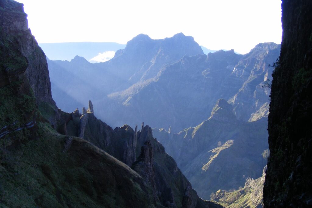 Paysage montagnard avec des sommets et des crêtes