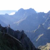 Paysage montagnard avec des sommets et des crêtes