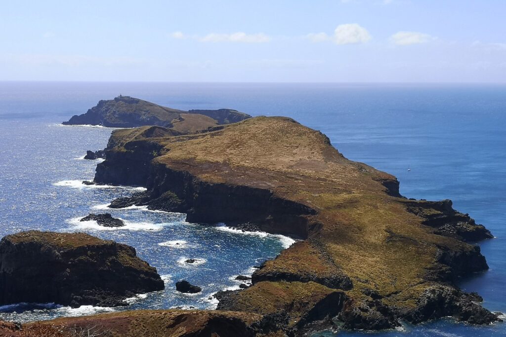 Paysage sur l'île de Madère qui mélange à la fois terre et océan avec une langue de montagne qui s'éloigne de la côte, encadrée de chaque côté par l'océan