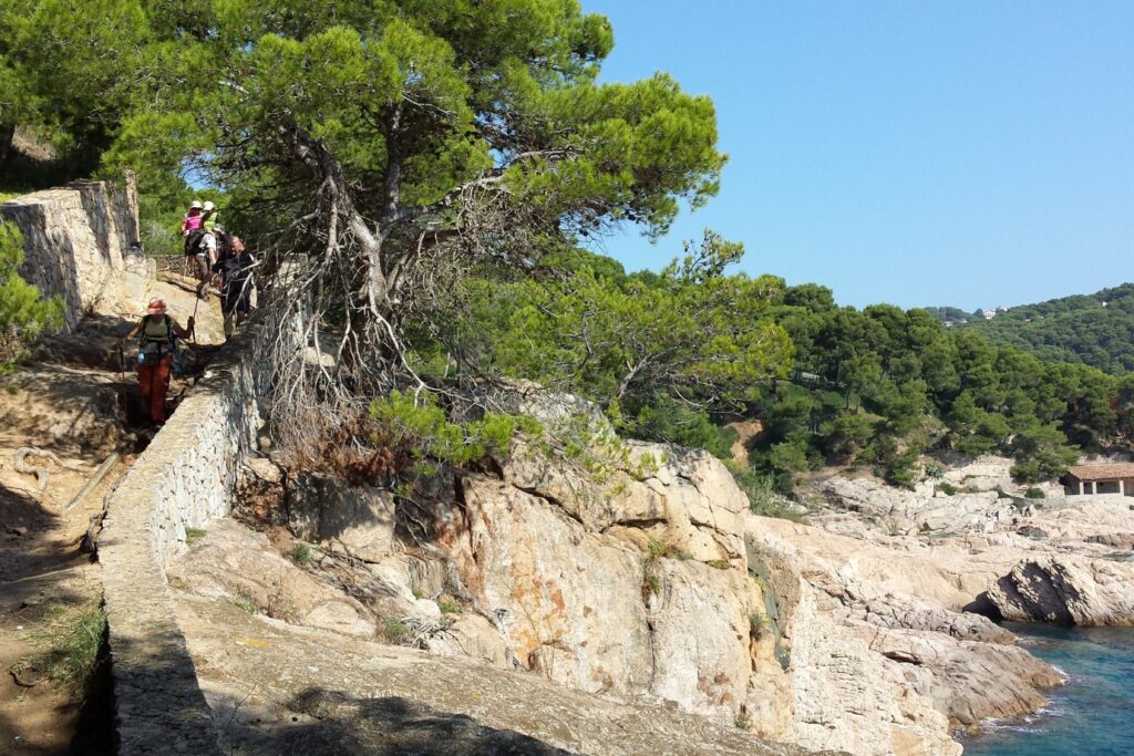 Groupe de randonneurs sur un sentier côtier au cours d'une randonnée près de la mer