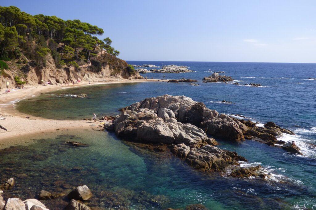 Paysage côtier en Costa Brava lors d'une randonnée en itinérance sur plusieurs jours entre Cadaques et Callela