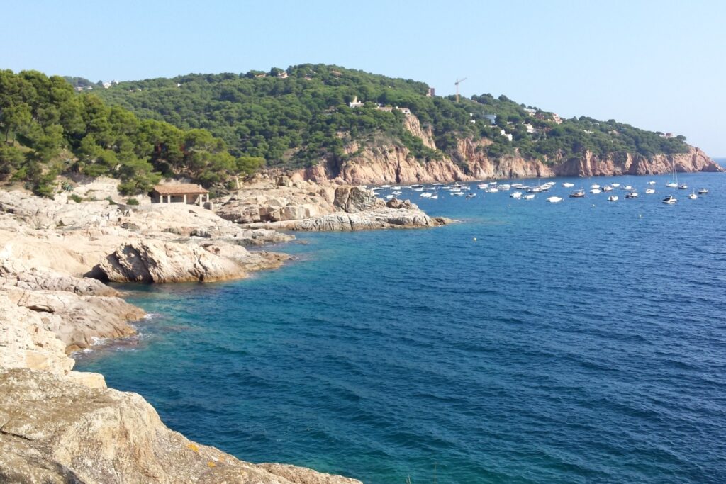 Paysage côtier avec des reliefs sur la côte en Costa Brava