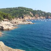 Paysage côtier avec des reliefs sur la côte en Costa Brava