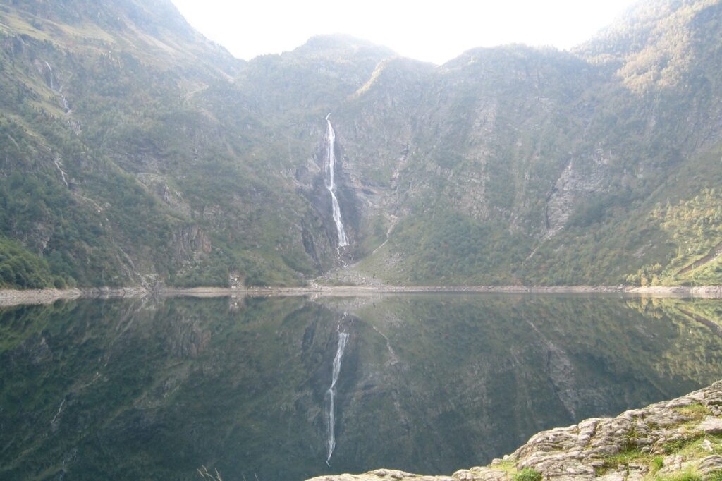 paysage de montagne avec une cascade et un lac de montagne