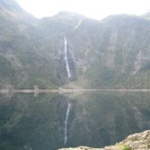 paysage de montagne avec une cascade et un lac de montagne