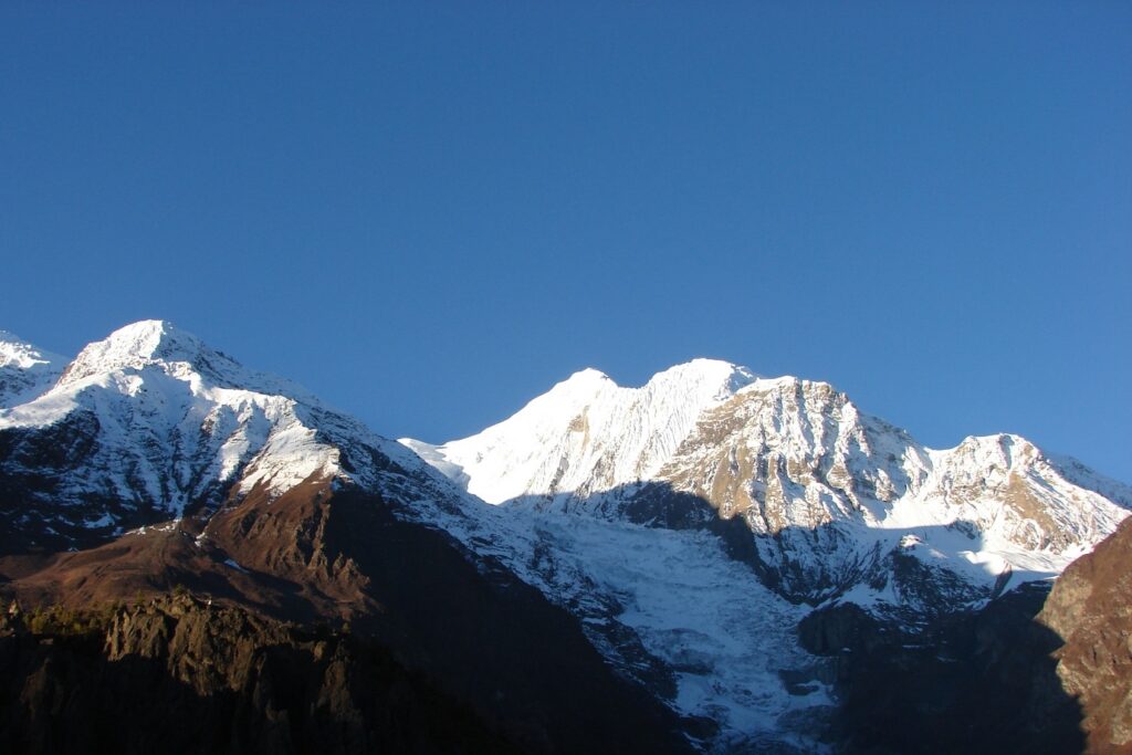 Paysage de montagne et sommets enneigés dans le massif des Annapurnas