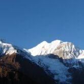 Paysage de montagne et sommets enneigés dans le massif des Annapurnas