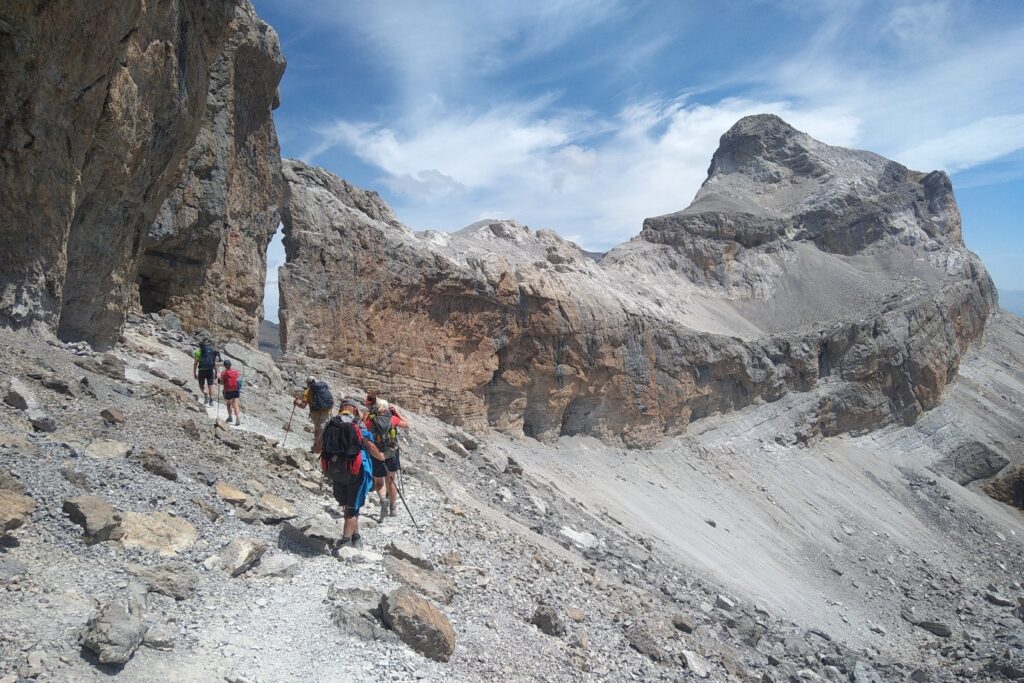 Chemin sur un sentier de randonnée en pierre sur le secteur de Gavarnie et Cauterets.