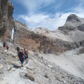 Chemin sur un sentier de randonnée en pierre sur le secteur de Gavarnie et Cauterets.