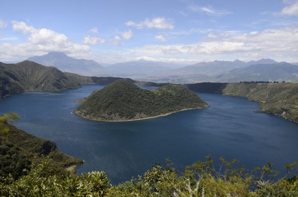 Paysage d'une étendue d'eau avec une petite île au milieu en Équateur