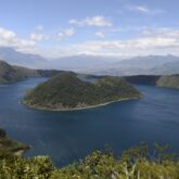 Paysage d'une étendue d'eau avec une petite île au milieu en Équateur