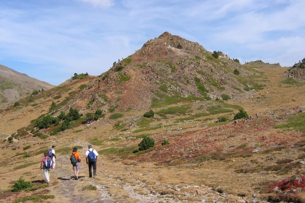 Groupe de randonneurs sur un sentier de randonnée sur une montagne au cours de l'étape 8 de la haute route pyrénéenne
