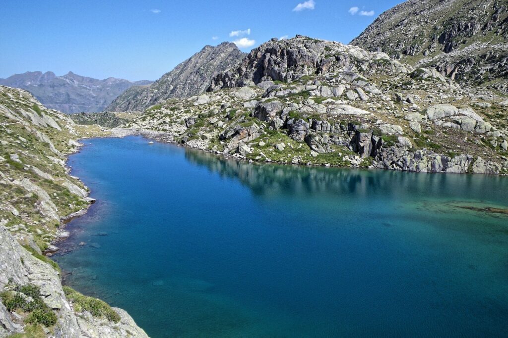 Lac de montagne observé dans le secteur du Neouvielle lors d'un séjour de randonnée accompagné par un guide