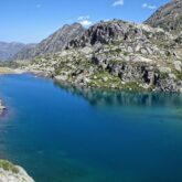 Lac de montagne observé dans le secteur du Neouvielle lors d'un séjour de randonnée accompagné par un guide