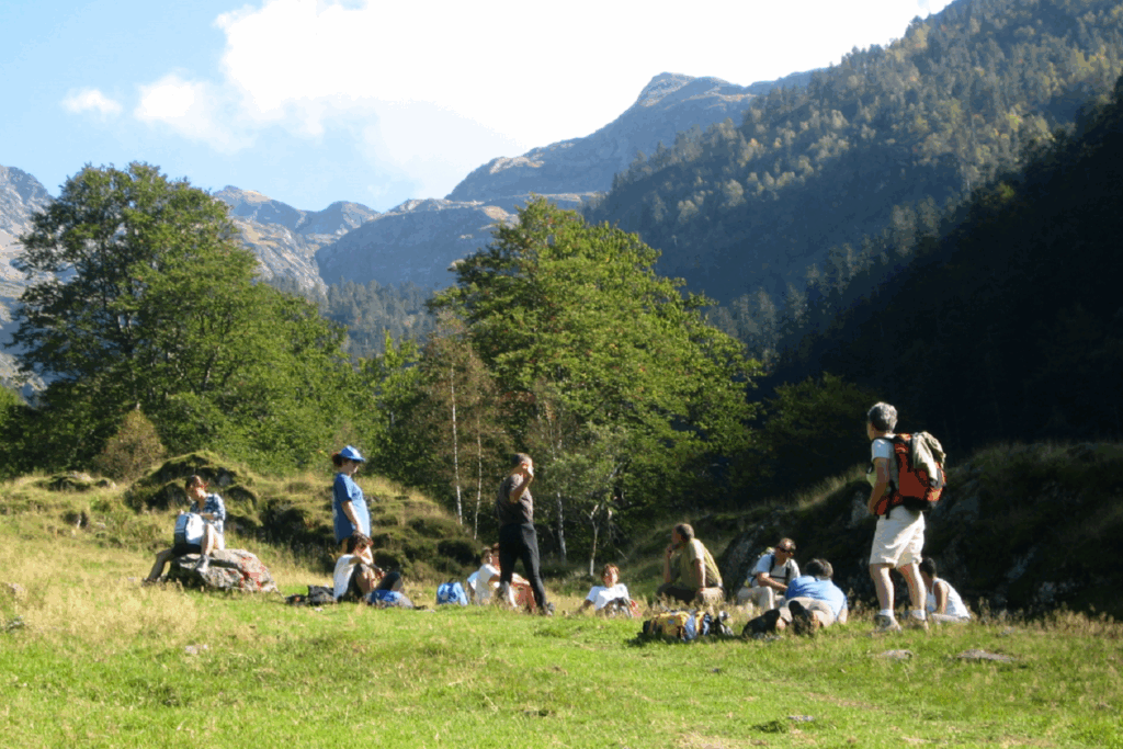 Groupe de randonneurs en montagne lors de leur randonnée avec leur guide