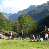 Groupe de randonneurs en montagne lors de leur randonnée avec leur guide