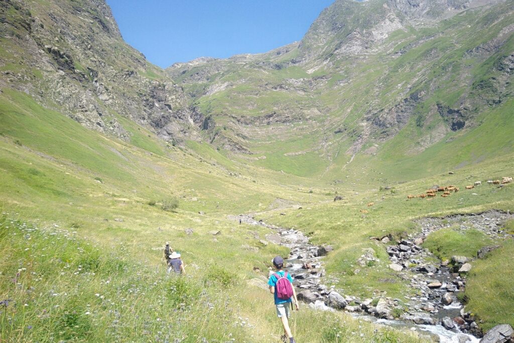 Groupe de famille sur des sentiers montagnards dans une vallée entre Cauterets et Gavarnie