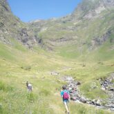 Groupe de famille sur des sentiers montagnards dans une vallée entre Cauterets et Gavarnie