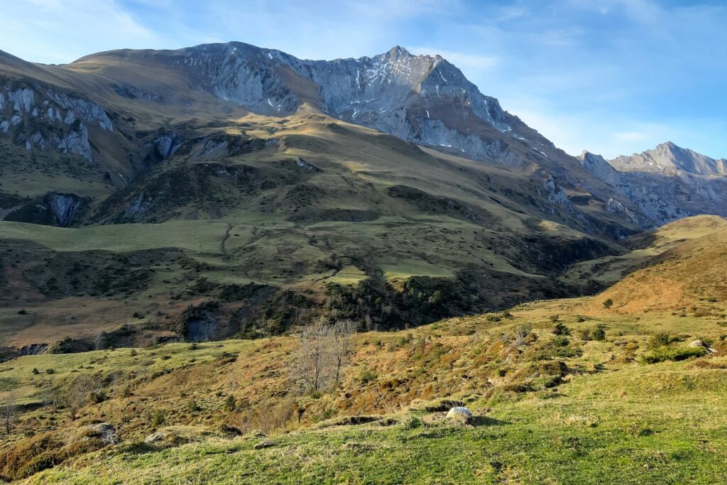 Paysage de montagne avec des reliefs, paysage dans les Pyrénées entre lescun et Cauterets
