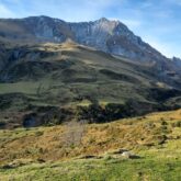 Paysage de montagne avec des reliefs, paysage dans les Pyrénées entre lescun et Cauterets