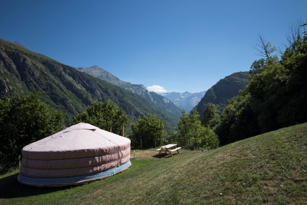 Paysage de montagne avec des yourtes