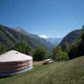 Paysage de montagne avec des yourtes