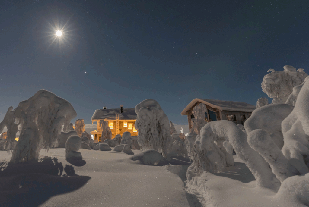 Paysage nordique d'un lodge luxueux avec la nuée qui éclaire ce brave paysage, avec un ciel étoilé