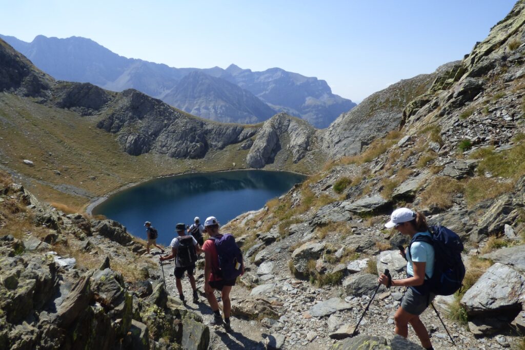 Groupe de randonneurs descendant sur un sentier avec leur guide sur les sentiers du cirque de Gavarnie