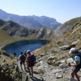 Groupe de randonneurs descendant sur un sentier avec leur guide sur les sentiers du cirque de Gavarnie