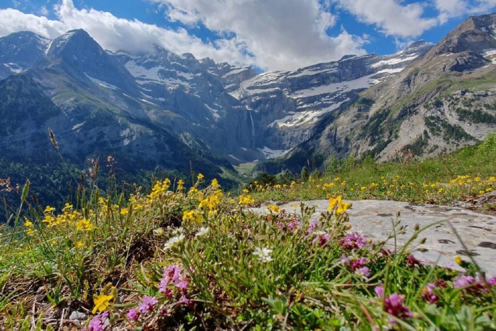 Paysage de montagne prise de vue depuis le plateau avec en fond le cirque de gavarnie
