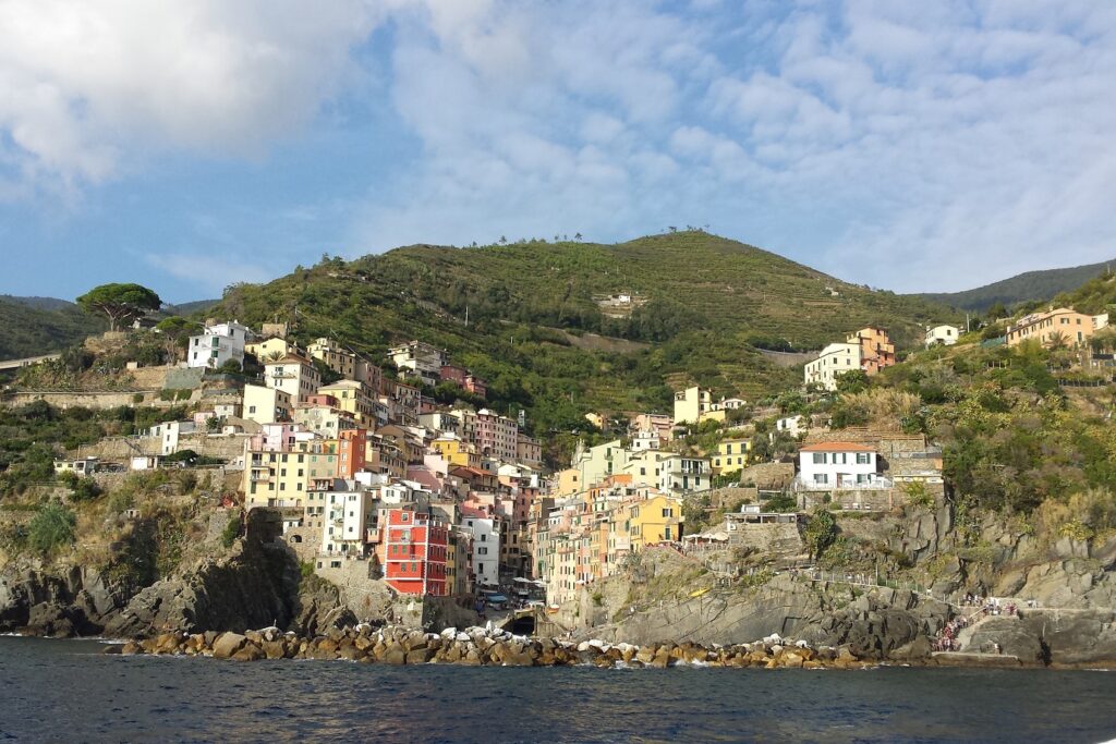Prise de vue depuis la mer d'un village perché et coloré dans les cinq terres