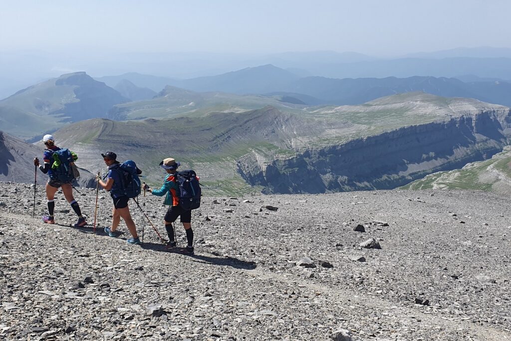 Groupe de randonneurs sur un sentier de cailloux avec leur guide