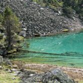 Lac azuré entouré d'arbres et de reliefs