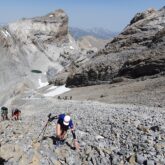 Groupe de randonneurs qui montent sur un sentier de cailloux avec leur guide