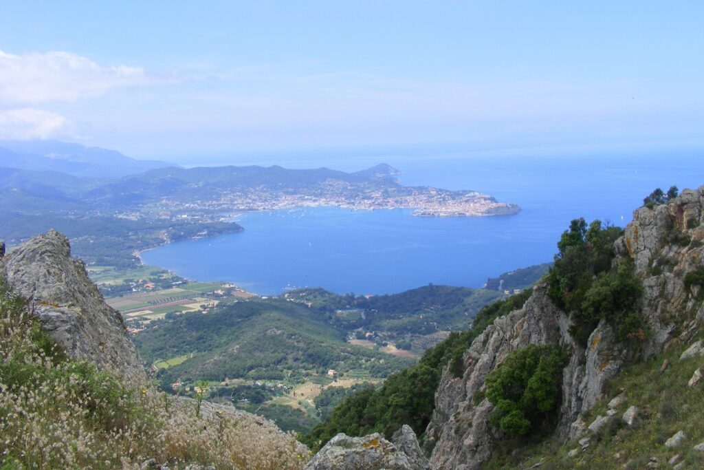Baie sur l'île d'Elbe, prise de vue en hauteur depuis les montagnes