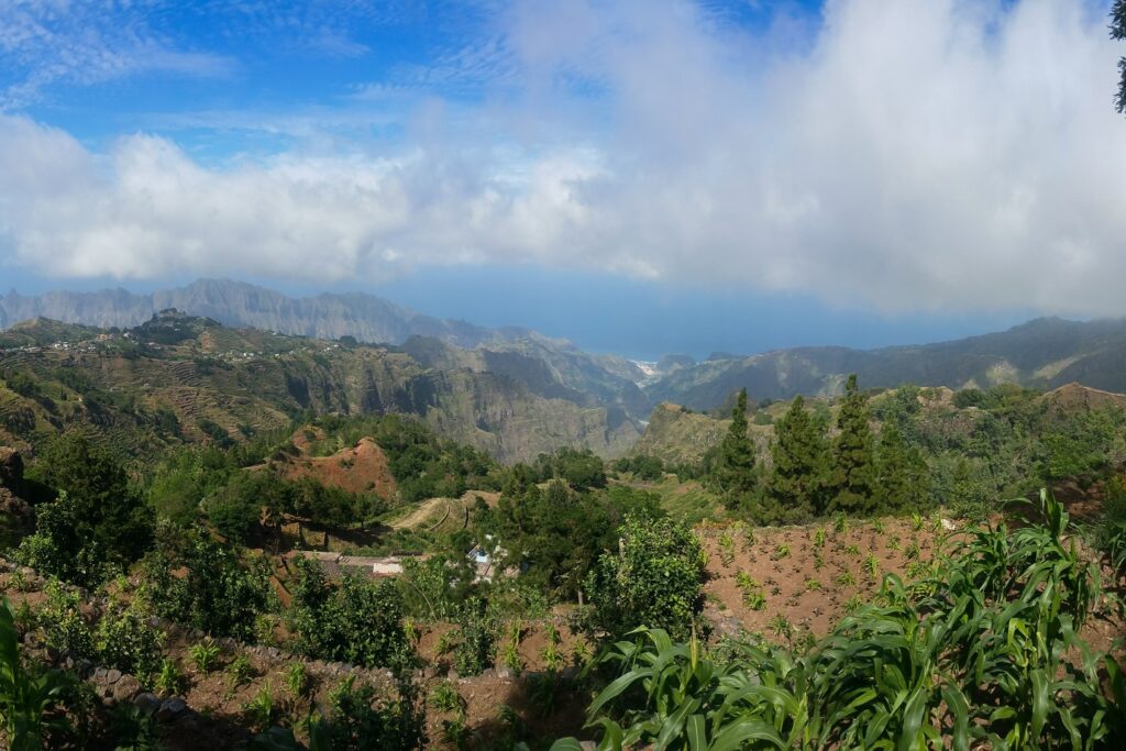 Paysage du Cap-Vert avec des sommets et des vallées, avec de la végétation.