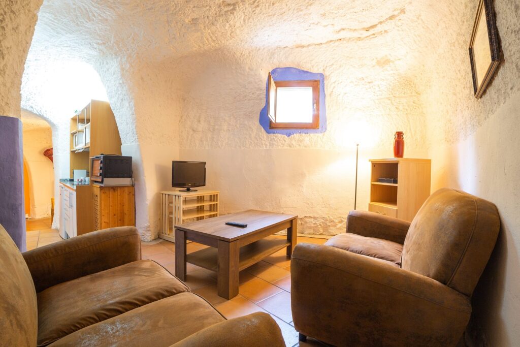 Maison troglodyte vue de l'intérieur avec les murs qui laissent transparaître les irrégularités