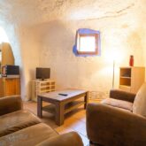 Maison troglodyte vue de l'intérieur avec les murs qui laissent transparaître les irrégularités