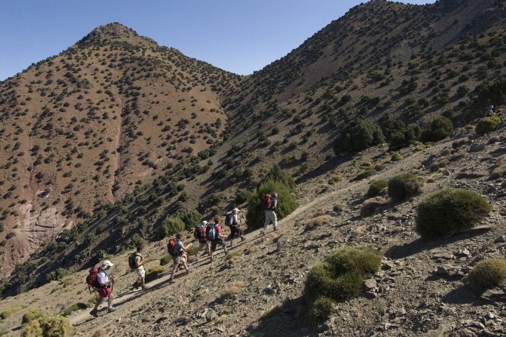 Groupe de randonneurs sur un sentier de randonnée avec leur guide lors de l'ascension du M'goun