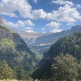 Paysage d'une vallée à Ordesa encadrée de forêts