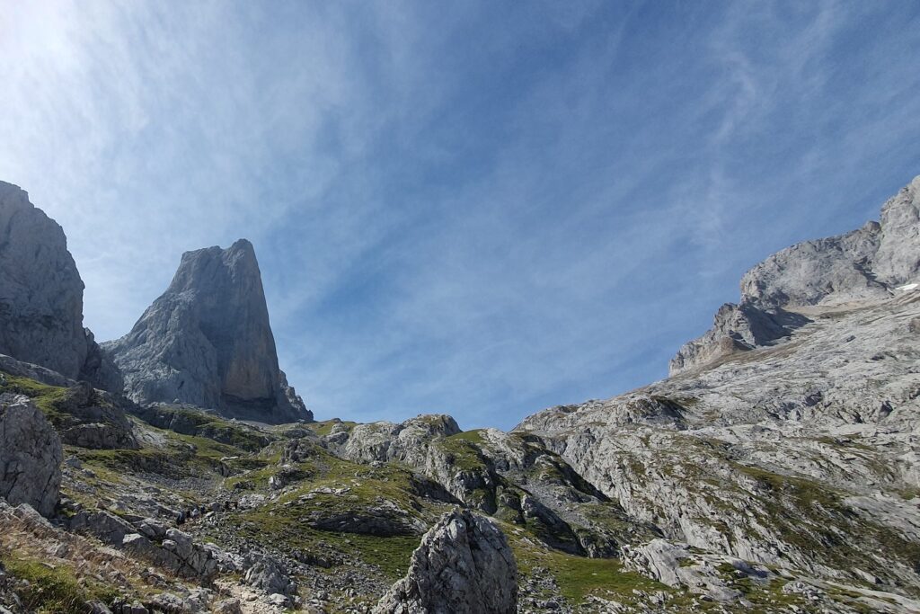 Paysage estival dans les picos de europa avec des sommets caractéristiques par leur forme pointue