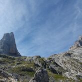 Paysage estival dans les picos de europa avec des sommets caractéristiques par leur forme pointue