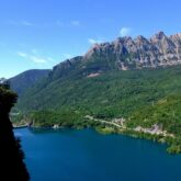 Paysage de montagne en été avec en contrebas un lac de montagne et en fond des sommets