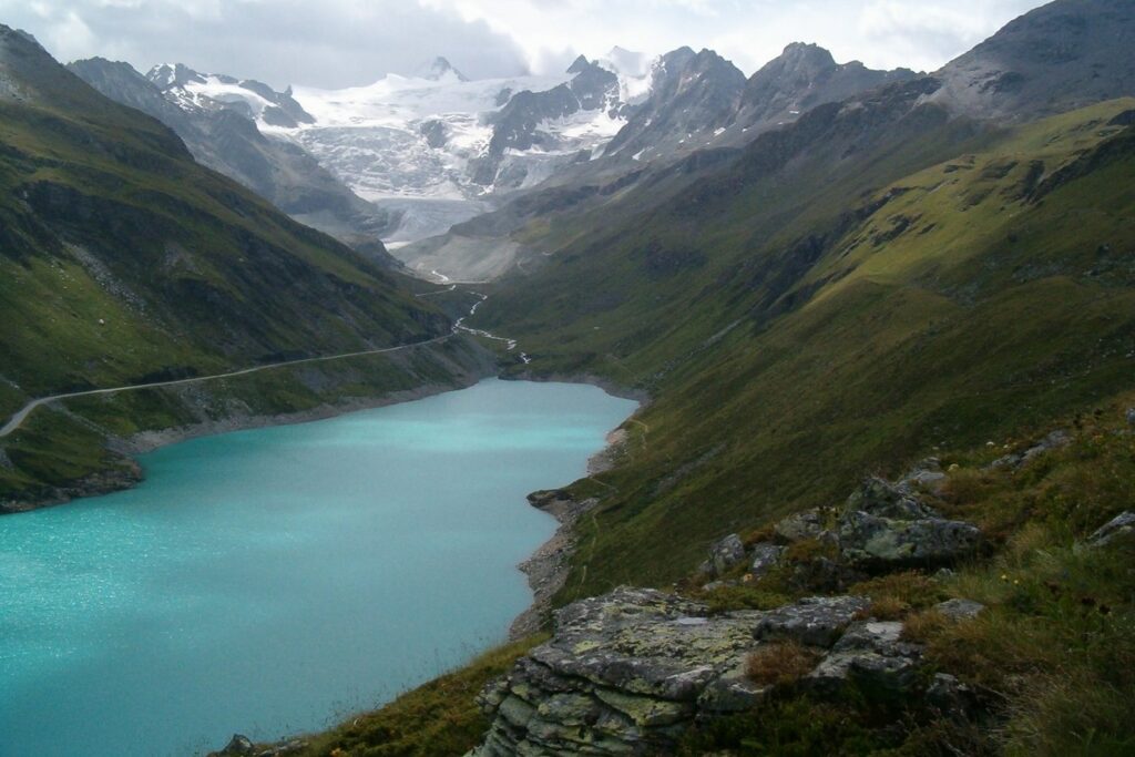 Paysage de montagne avec un lac et encadré de sommets couverts de neige