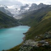 Paysage de montagne avec un lac et encadré de sommets couverts de neige