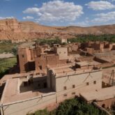 prise de vue d'un village depuis l'intérieur de ce dernier, espèce en fond des sommets et au premier plan des constructions d'habitations