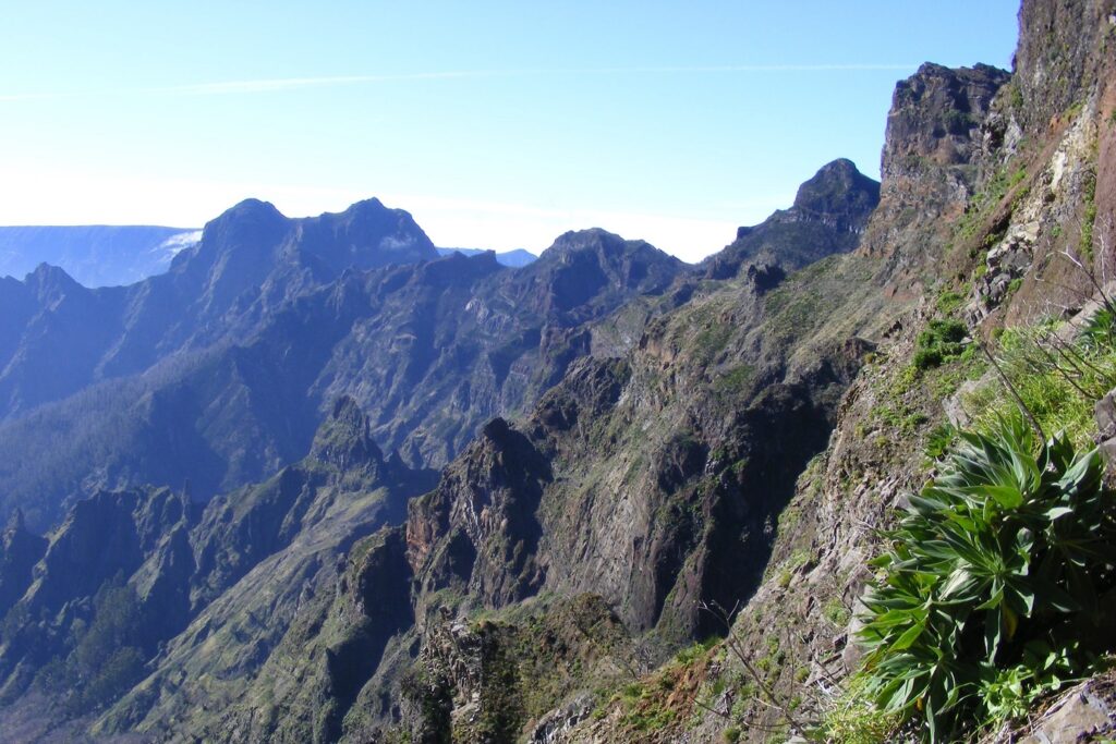 Paysage rocheux a Madere avec des flanc de montagne faits de pierre noire