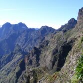 Paysage rocheux a Madere avec des flanc de montagne faits de pierre noire